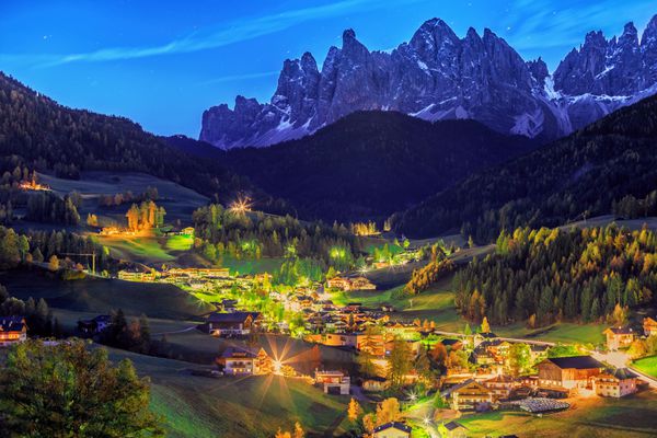 ایتالیا منطقه جنوب تایلند آلپ Dolomite چشم انداز حباب نفس گیر مناظر شبانه زیبا در روستای سانت Maddalena در کوه Dolomites آلپ بالا فصل پاییز