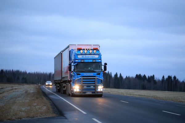 KOSKI TL FINLAND 5 اسفند 2016 کامیون تریلر آبی Scania R500 از Mikko Saarinen کی در اوایل زمستان زمستان