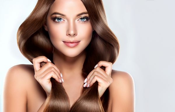 مدل دختر زیبا با موهای قهوه ای مایل به رنگ قهوه ای روشن مراقبت از مو و محصولات مو