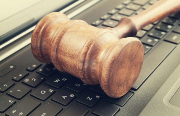 قاضی چوبی مجلل بر روی کامپیوتر لپ تاپ قانون سایبر یا مفهوم جرم