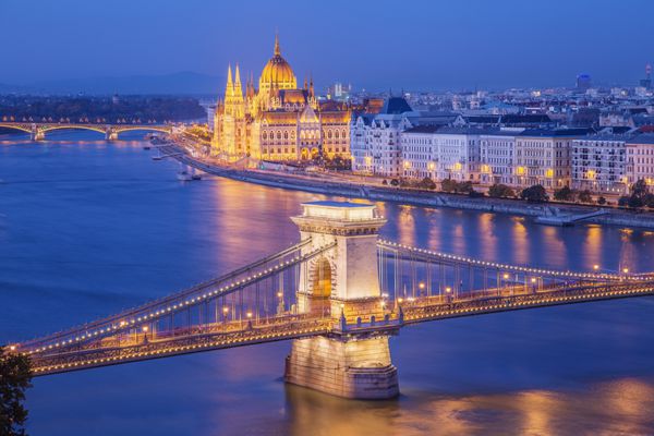 صحنه شبانه شهر بوداپست مشاهده در پل زنجیره ای رود دانوب و ساختمان معروف پارلمان بوداپست شهر پایتخت کشور اروپای شرقی مجارستان است
