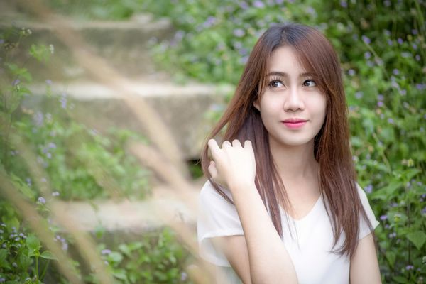 پرتره یک دختر زیبا آسیایی نوجوان