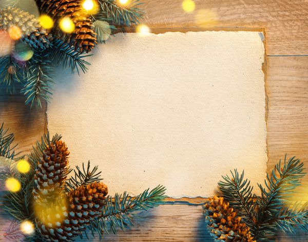 کارت پستال کریسمس با درخت شاه بلوط در پس زمینه چوبی کریسمس مبارک و مبارک سال نو نمای بالا