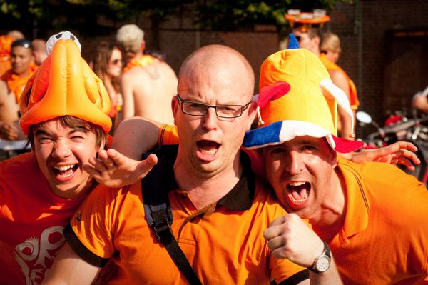 HAARLEM NETHERLANDS ژوئیه 6 طرفداران هلند جشن می گیرند به عنوان تیم فوتبال خود را در فینال جام جهانی 2010 در تاریخ 6 ژوئیه 2010 در هارلم هلند به