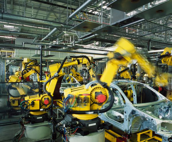 ماشین های جوشکاری زرد رنگ زرد در یک خط تولید