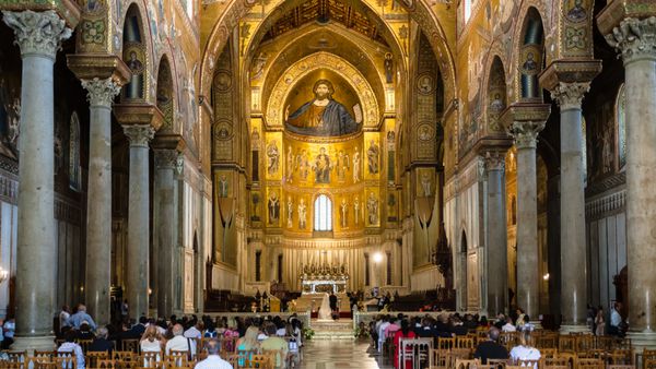 MONREALE ITALY ژوئن 25 2011 مردم در داخل Duomo di Monreale در سیسیل کلیسای جامع مونروئال یکی از بزرگترین نمونه هایی از معماری نورمن است که در سال 1174 آغاز شد