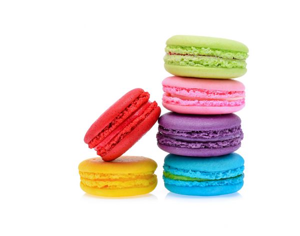 شیرینی و رنگارنگ فرانسوی ماکارونی یا ماکارونی در زمینه سفید دسر