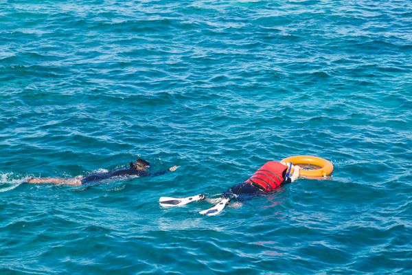 رستگاری مرد غرق سپاه پاسداران راهنما در آب زندان گارد صرفه جویی در غرق شدن زن Snorkeling غواصی