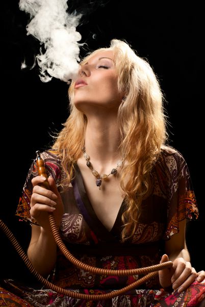 پرتره زن قلیان سیگار کشیدن پس زمینه سیاه استودیو شات