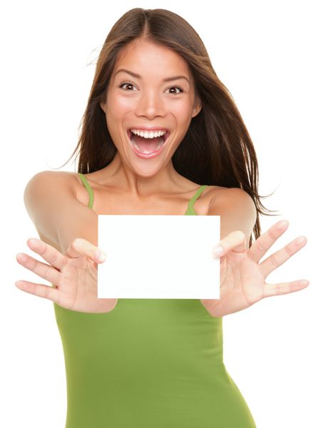 کارت هدیه زن هیجان زده نشانه نشان کارت خالی کاغذی با فضای کپی برای متن زرق و برق دار چند قومی چینی آسیایی سفید قفقازی مدل زن جدا شده بر روی زمینه سفید