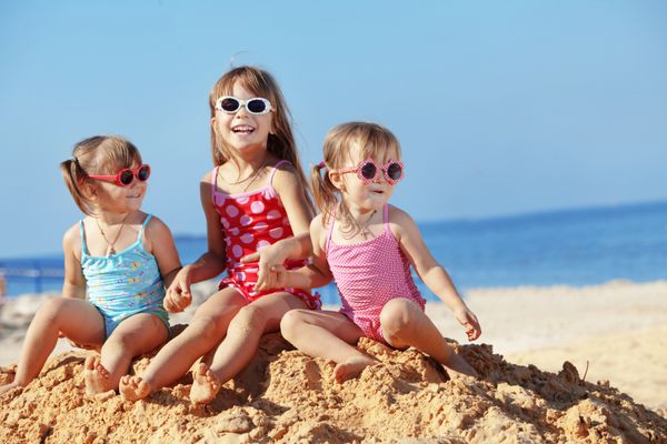 بچه های مبارک در ساحل در تابستان