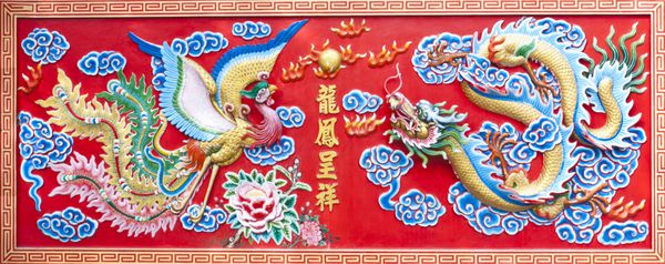 اژدها طلایی و سوان در دیوار چینی معبد