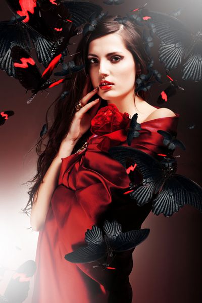 زن در پارچه قرمز با گل قرمز و پروانه ها