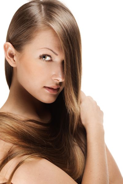 تصویر برداری نزدیک از یک زن جوان زیبا با مو زیبا براق زیبا مدل موهای جدا شده بر روی زمینه سفید