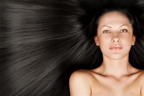 پرتره نزدیک یک زن جوان زیبا با موی براق ظریف سیاه و سفید مفهوم مدل مو