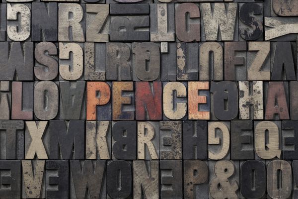 کلمه پانسی نوشته شده در بلوک های قلم دار قدیمی چاپ شده است