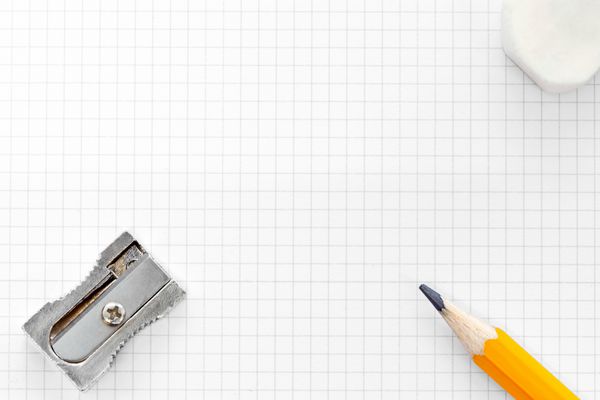 عکس کاغذ گرافیکی مربع خالی با مداد زرد پاک کن و تیز کننده متن یا نمودار خود را اضافه کنید