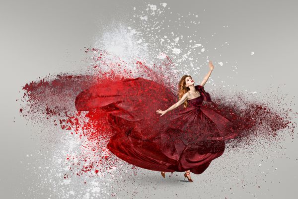 زن مد لباس در لباس بلند قرمز رنگ با ابر پودر رنگ