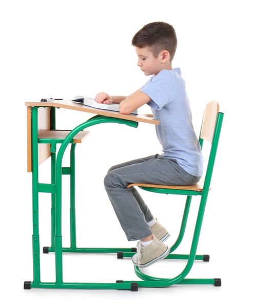مفهوم حالت نادرست دانش آموز نشسته در میز در پس زمینه سفید