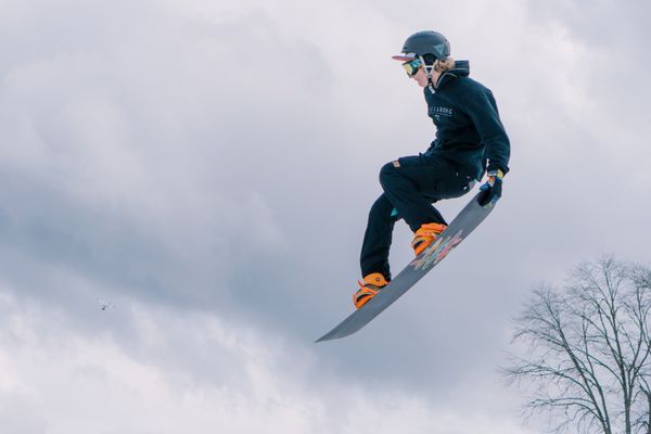 2017 04 Sochi Russia جشنواره NewStarCamp snowboarder از یک پرش ارتفاع بالا می رود