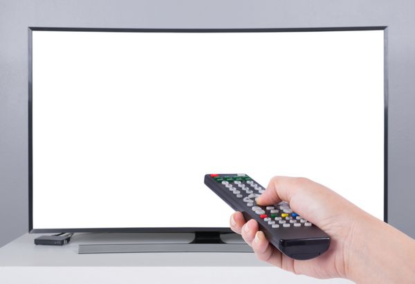 دست نگه داشتن کنترل از راه دور تلویزیون با تلویزیون LED و صفحه سفید خالی