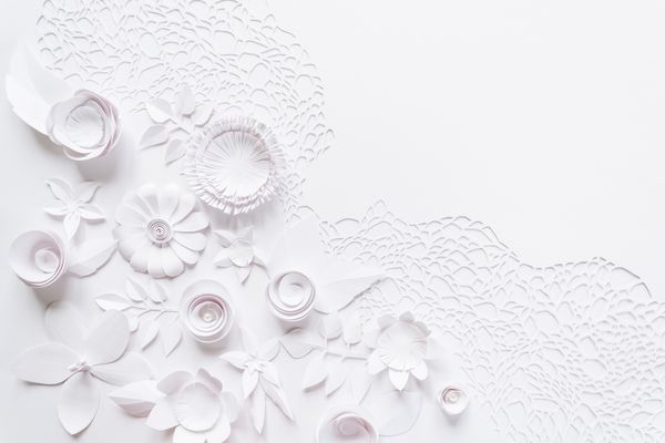 برش لیزری برش کاغذ دست ساز ترکیب گل با گل کاغذ سفید در پس زمینه سفید