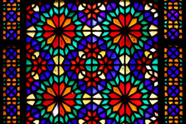 پنجره شیشه ای رنگارنگ رنگارنگ در دانشگاه دولتا آباد یزد ایران