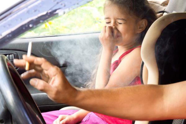 سیگار کشیدن را برای کودکان متوقف کنید پدر سيگار سيگار كشيدن و كودك با دود سيگار كشيدن در يك خودرو