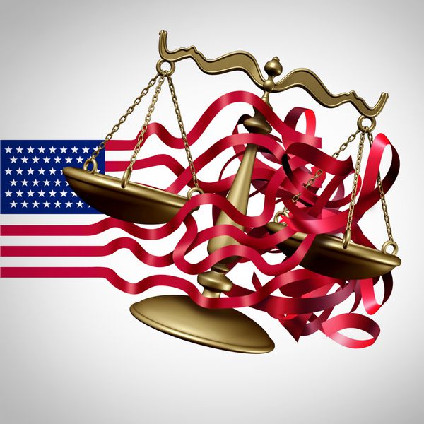 چالش سیستم حقوقی آمریکا و بحران مقررات تجاری ایالات متحده به عنوان یک پرچم با نوار هایی که با مقیاس عدالت درهم آمیخته اند به عنوان سردرگمی دولت به عنوان یک تصویر سه بعدی است