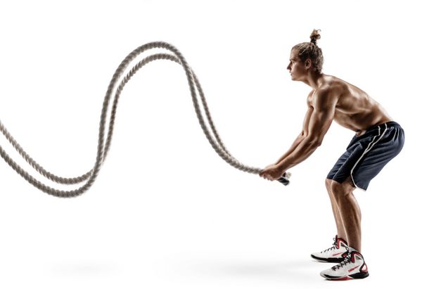 مرد عضلانی با طناب های سنگین کار می کند تصویری از مردان ورزشی با تیغ جدا شده بر روی زمینه سفید قدرت و انگیزه نمای کنار طول کامل