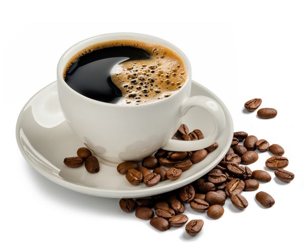 فنجان قهوه و دانه های قهوه در زمینه سفید
