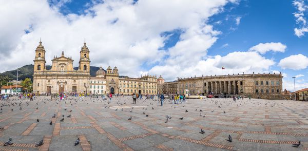 منظره پانوراما از میدان بولیوار با کلیسای جامع و اسکاتلند و کنگره ملی کلمبیا بوگوتا کلمبیا