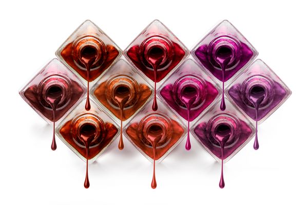 مفهوم هنر ناخن زیبا با سه ردیف بطری لهستانی ناخن ها در رنگ های مدرن فلزی مدرن با رنگ فضایی اطراف
