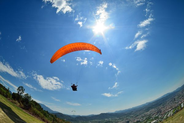 پاراگلایدر در روز آفتابی پرواز در Puli تایوان