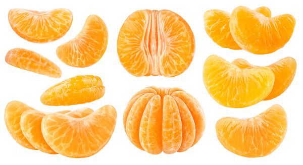 بخش مرکبات جدا شده مجموعه نارنگی نارنجی و سایر دانه های مرکبات پوست کنده شده جدا شده بر روی زمینه سفید با مسیر قطع
