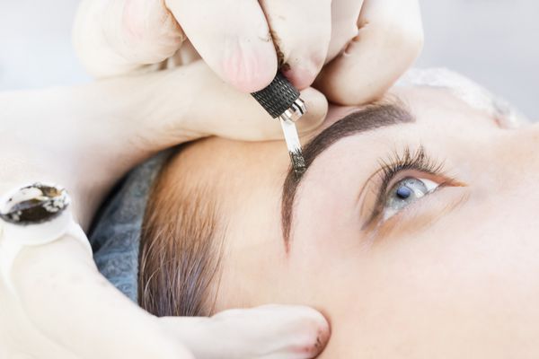 گردش خون Microblading در یک سالن زیبایی کار می کند