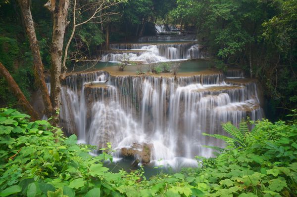 نمایشگاه نوردهی بلند Huay Mae Kamin Waterfall آبشار زیبا سنگ آهک Kanchanaburi تایلند