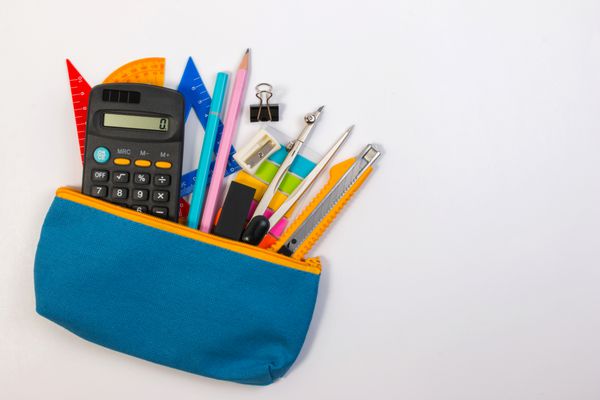 مداد مداد یا مداد مدرسه برای دانشجویان در زمینه سفید جعبه مداد با تجهیزات مدرسه برای کلاس ریاضی جدا شده بر روی زمینه سفید تجهیزات ریاضی مدرسه