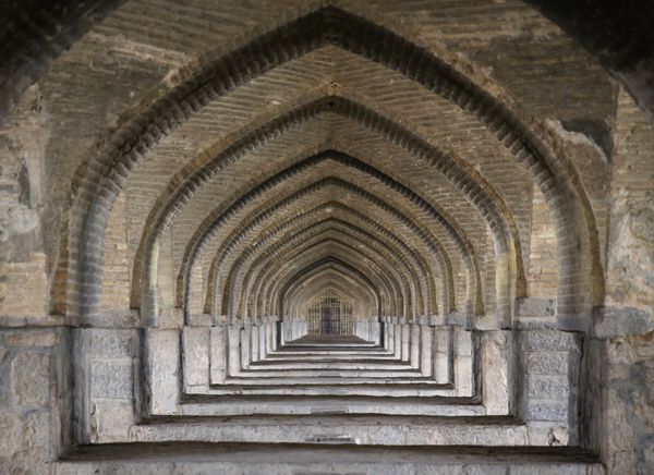 اصفهان ایران 15 آوریل 2017 آرچهای از پل تاریخی زیبای شهر حلب در حوضه رودخانه زاینده در اصفهان ایران همچنین به نام خجو سی-اوش پل