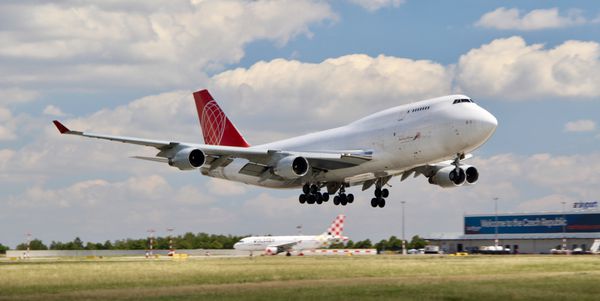 PRAGUE CZECH REPUBLIC JULI 4 2017 عکس باربری بوئینگ 747 از ایر کراگ جهانی عکس در فرودگاه پراگ گرفته شد
