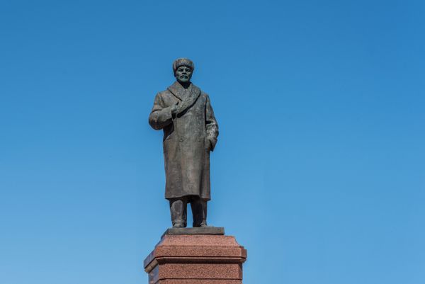 بنای یادبود لنین در پس زمینه آسمان ابر روسیه ریبینسک ژوئن 2017