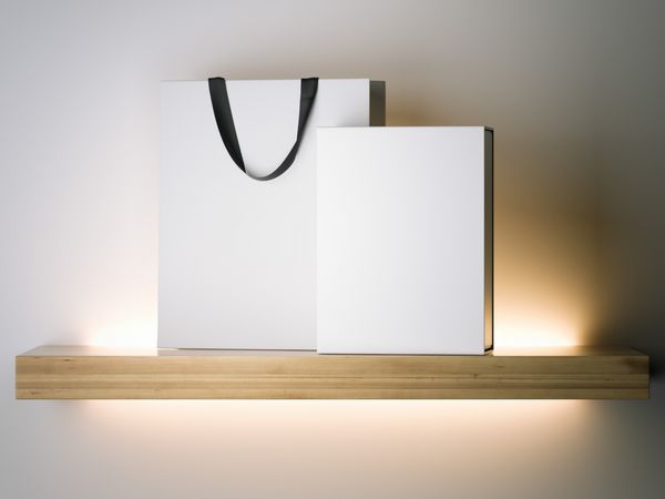 کیسه خرید و جعبه سفید در قفسه چوبی رندر 3d