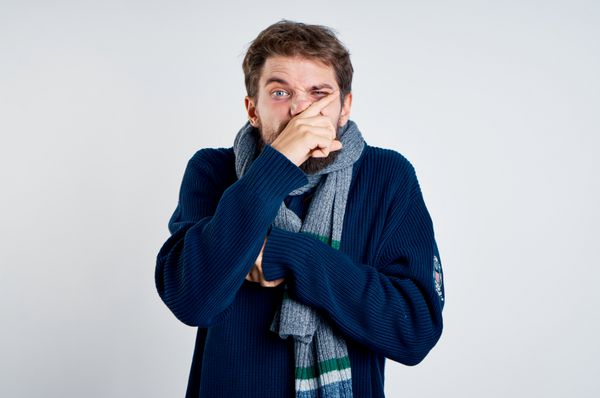 مرد بیمار مبتلا به آنفولانزا سردی گرفتگی بینی لرز سلامت ضعیف است