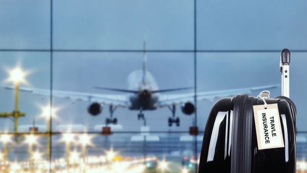 برچسب بیمه مسافرت در چمدان قرار داده می شود بیمه سفر در نظر گرفته شده برای پوشش هزینه های پزشکی از دست دادن چمدان و دیگر زیان های ناشی از سفر در زمان سفر است
