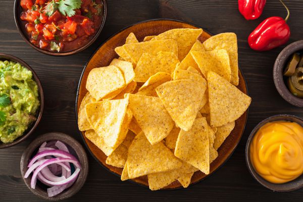 چیپس ترشی چیپس مکزیکی Nachos با Guacamole Salsa و شیب پنیر