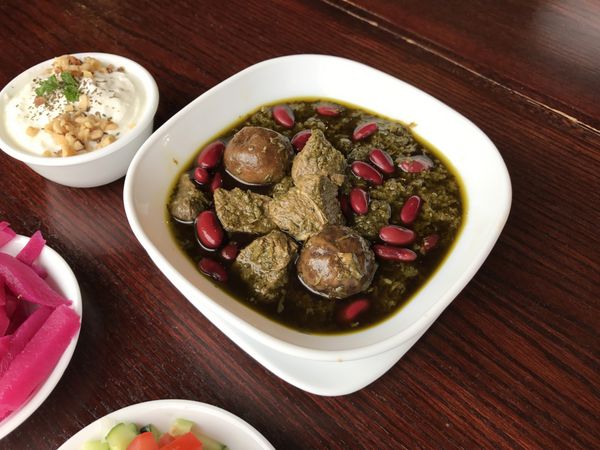 غوره سبزی خورش ایرانی ترکیبی از گیاهان تازه خرد شده قطعات گوشت گاو