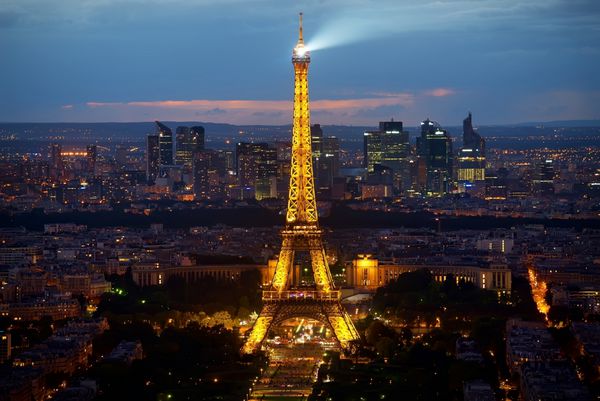 پاریس فرانسه 20 اوت 2016 برج روشنایی برج ایفل و منطقه ل دفاع در شب پاریس