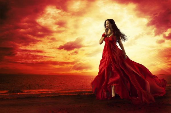 لباس زنانه پرواز سرخ مدل مد در لباس شب در خارج از منزل غروب آفتاب