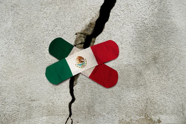 شهر مکزیک مکزیک 8 سپتامبر 2017 مکزیک در طول یک قرن قویترین زلزله را تجربه کرده است مکزیک منابع محدودی برای کمک به بهبودی دارد