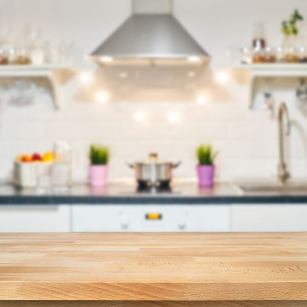 میز میز چوبی بالای میز آشپزخانه بر روی پس زمینه تار از داخل آشپزخانه دکوراسیون داخلی روشن از پخت و پز خانه عکس آماده آماده برای طراحی شخصی شما